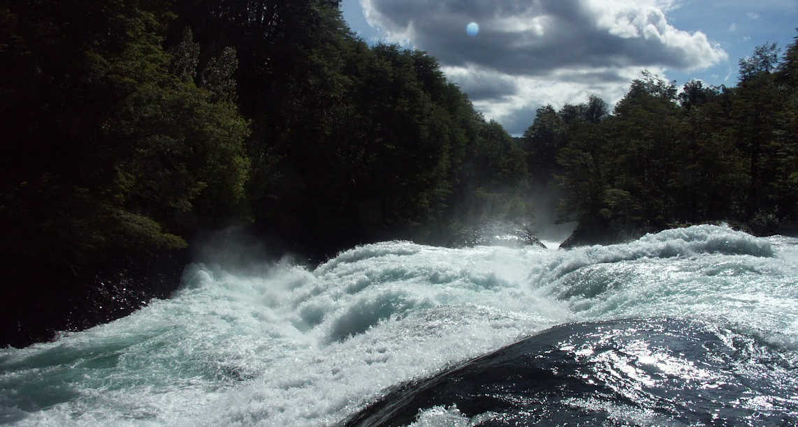 Río_Fuy,_Región_de_Los_Ríos,_Chile