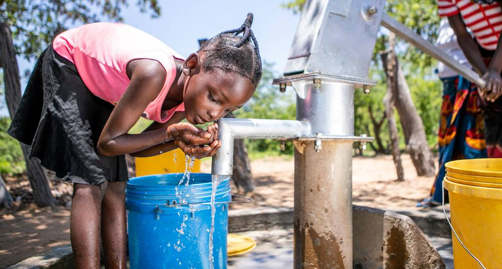 niña_bebiendo_agua